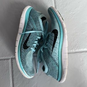 Nike flyknit running shoes